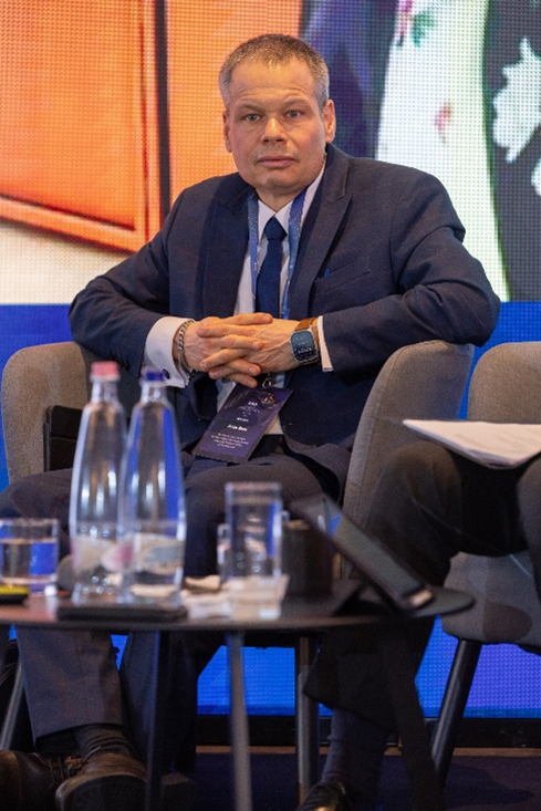 Prof. Dr. Boóc Ádám a Budapest Arbitration Days konferencián ahogy éppen a New Technologies in Arbitration, Electronic Awards, Artifical Intelligence & Beyond panel tagjaként hallgatja a többi előadást