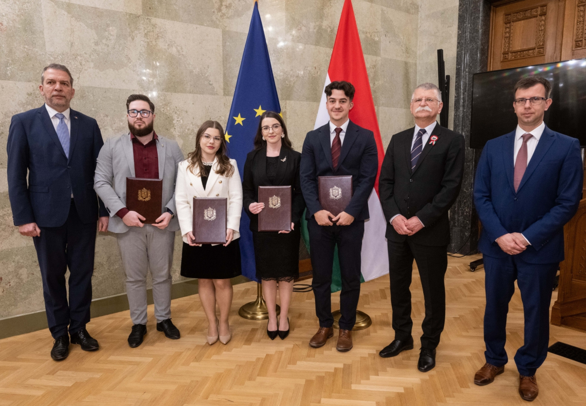 A képen a KRE ÁJK elsőéves joghallgatója látható, Sztrein Daniella Sztella látható az oklevelével a kezében a Magyarország és a közép-európai térség az Európai Unióban, az Európai Unió a világban című országos pályázat díjátadóján.