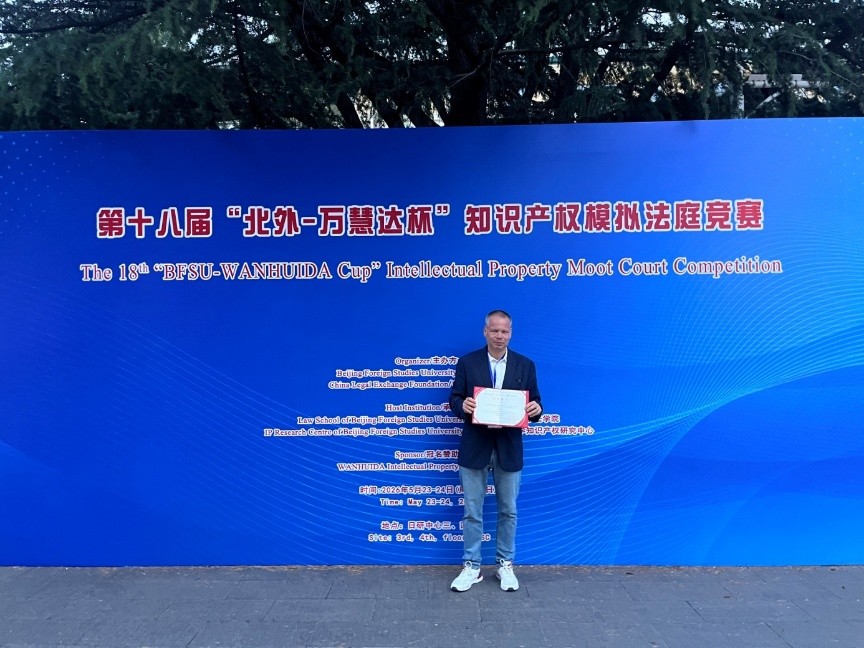 A képen Prof. Dr. Boóc Ádám látható a BFSU – WANHUIDA CUP rendezvényen.