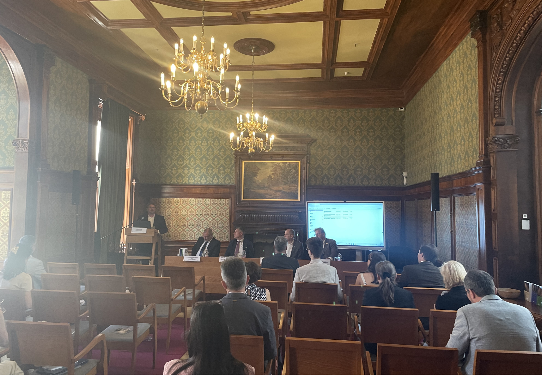 A konferencián az előadást hallgatja a hallgatóság