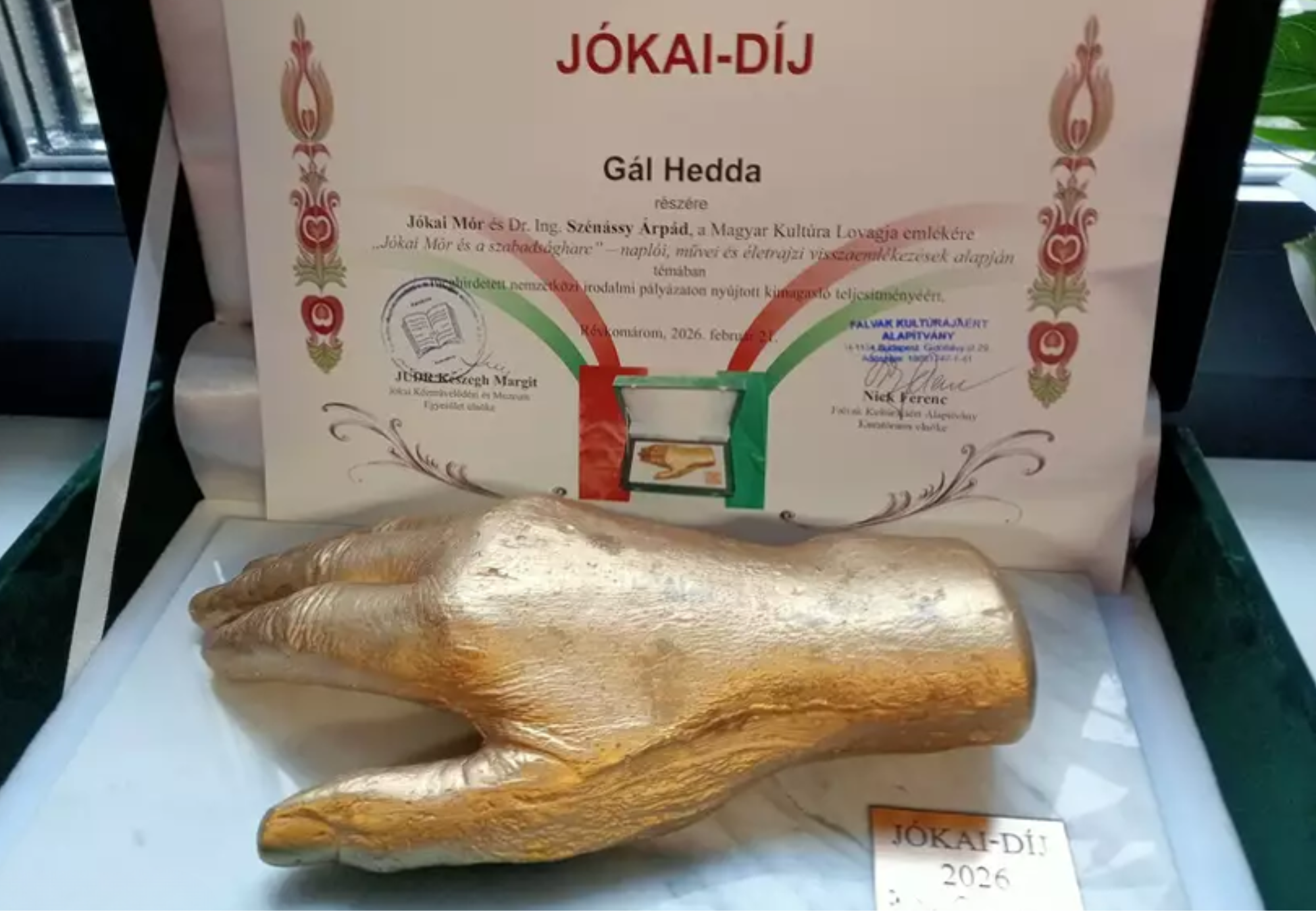 Jókai-díj 2026¬_Gál Hedda oklevele¬_Jókai gipszbe öntött aranyozott keze